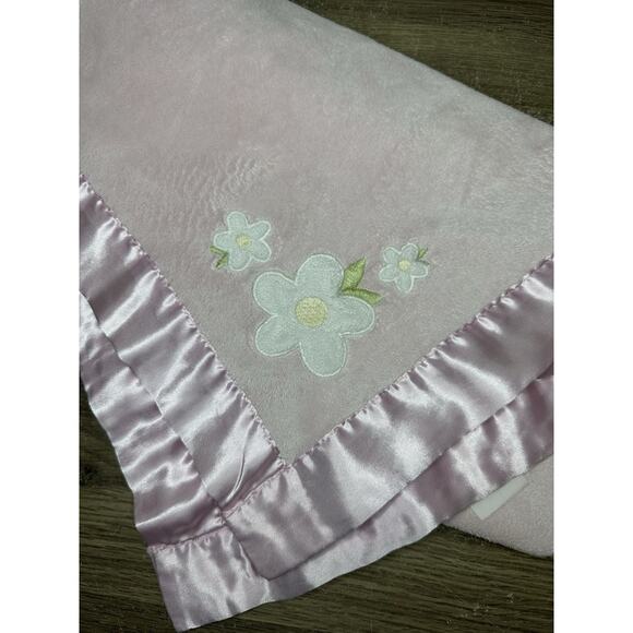 Carters Soft Pink Baby Blanket Satin Backing & Trim White Flowers 30x40 Rare - Picture 2 of 9